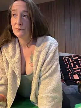 Snapshot of Mini_And_The_Bear chatting on 02.07.26 Mini And The Bear online show from 02.07.26