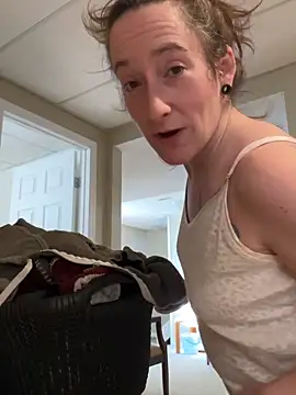 Snapshot of Mini_And_The_Bear chatting on 02.12.26 Mini And The Bear online show from 02.12.26