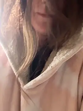 Snapshot of Mini_And_The_Bear chatting on 02.18.26 Mini And The Bear online show from 02.18.26