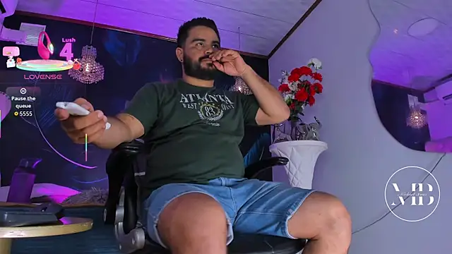 Snapshot of MichaelBear_ chatting on 10.23.25 MichaelBear online show from 10.23.25