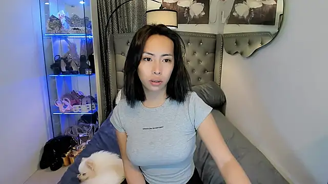 Snapshot of reighnempress chatting on 10.23.25 reighnempress online show from 10.23.25