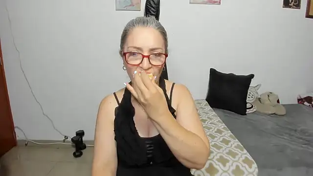 Snapshot of D-yanamilf chatting on 10.16.25 D-yanamilf online show from 10.16.25