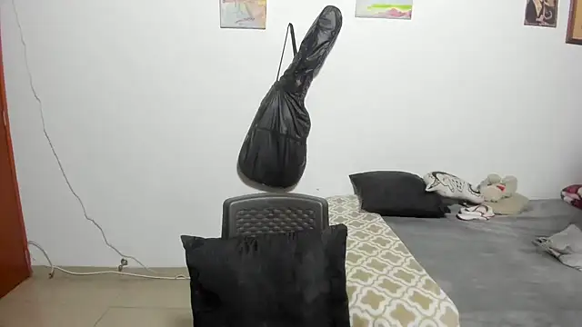 Snapshot of D-yanamilf chatting on 11.04.25 D-yanamilf online show from 11.04.25