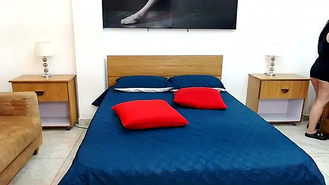 Snapshot of MaloryAndLuna chatting on 10.02.25 MaloryAndLuna online show from 10.02.25