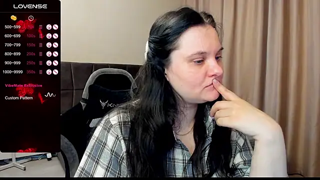 Snapshot of AlanaBrox chatting on 11.06.25 AlanaBrox online show from 11.06.25