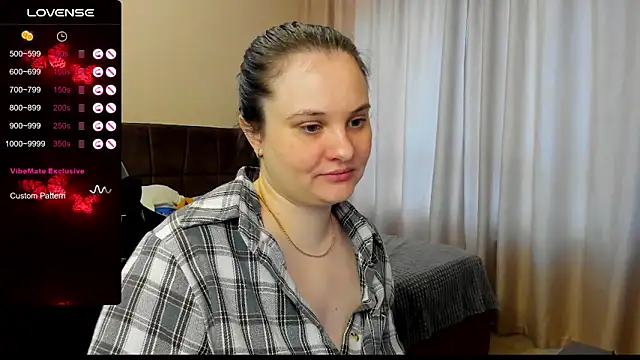 Snapshot of AlanaBrox chatting on 11.08.25 AlanaBrox online show from 11.08.25