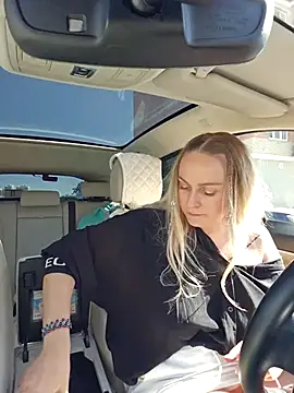 Snapshot of Bondgirl_013 chatting on 10.04.25 Bondgirl 013 online show from 10.04.25