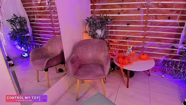 Snapshot of _MeganRain chatting on 10.28.25 MeganRain online show from 10.28.25