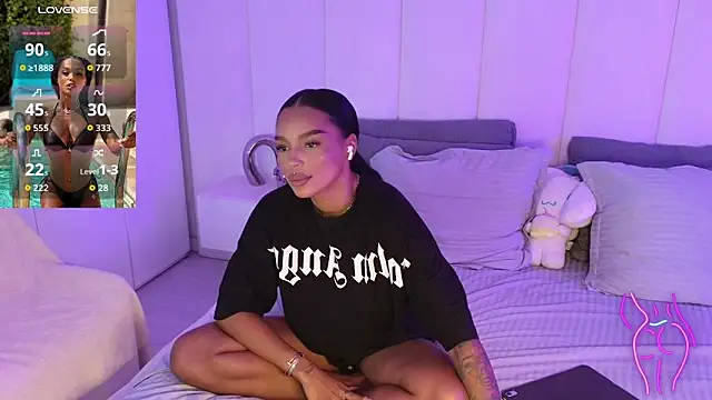 Snapshot of KimiBrown chatting on 09.30.25 KimiBrown online show from 09.30.25