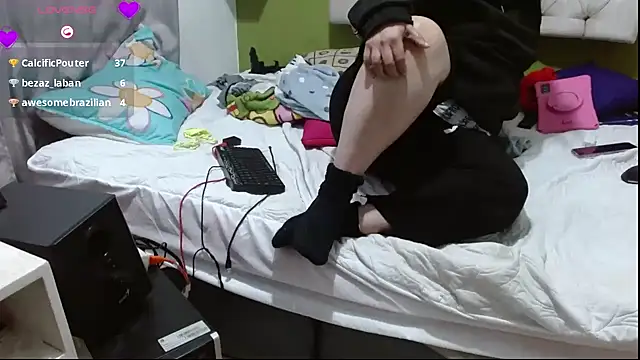 Snapshot of Diosasky chatting on 10.22.25 Diosasky online show from 10.22.25