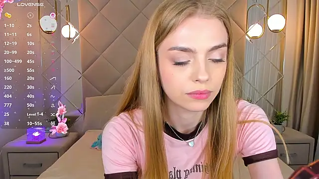 Snapshot of sayl0r_moon chatting on 03.12.25 sayl0r moon online show from 03.12.25