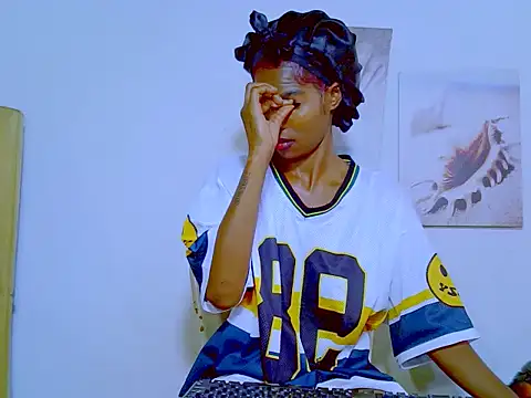 MissParis26 online show from 02.21.25