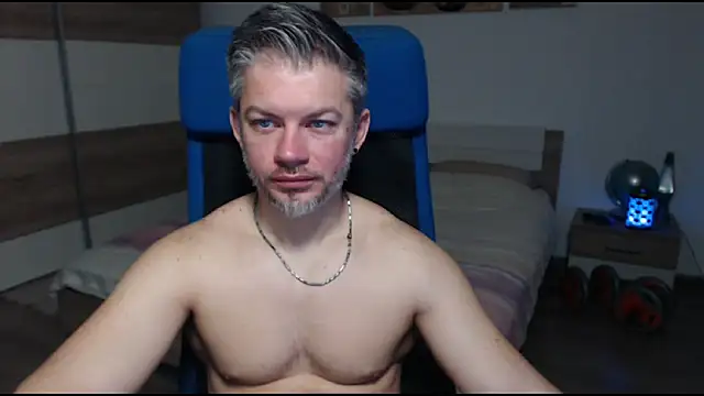Snapshot of RobbyShawz chatting on 03.20.25 RobbyShawz online show from 03.20.25
