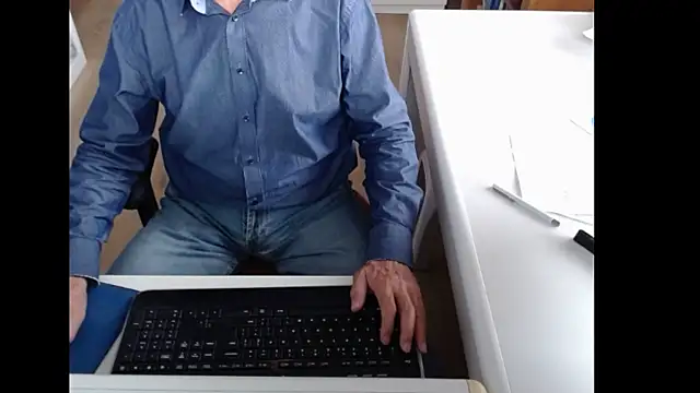 Snapshot of dutchpornking chatting on 09.17.25 dutchpornking online show from 09.17.25