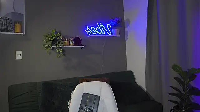 Snapshot of HannahEvanss chatting on 10.11.25 HannahEvanss online show from 10.11.25