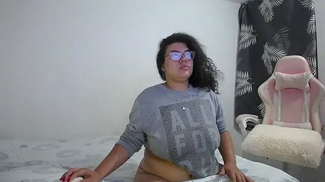 Snapshot of mabigomez00 chatting on 09.26.25 mabigomez00 online show from 09.26.25