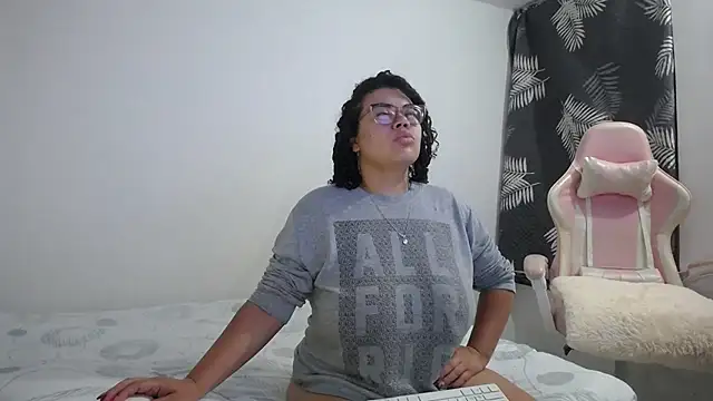 Snapshot of mabigomez00 chatting on 10.04.25 mabigomez00 online show from 10.04.25