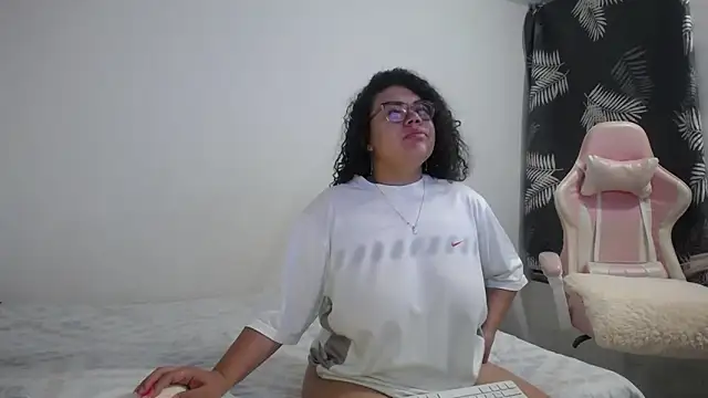 Snapshot of mabigomez00 chatting on 11.04.25 mabigomez00 online show from 11.04.25