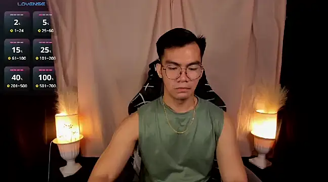 Snapshot of 000batman000 chatting on 02.13.25 000batman000 online show from 02.13.25