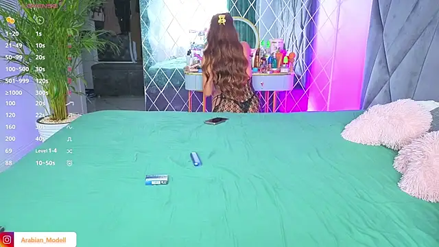 Snapshot of Arabian_beauty chatting on 09.30.25 Arabian beauty online show from 09.30.25