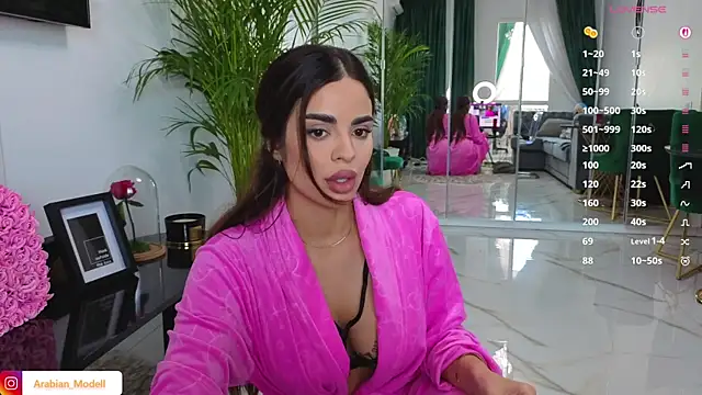 Snapshot of Arabian_beauty chatting on 10.10.25 Arabian beauty online show from 10.10.25