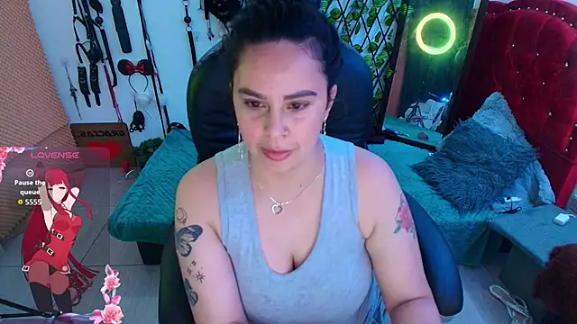 Snapshot of elektra_32 chatting on 10.21.25 elektra 32 online show from 10.21.25