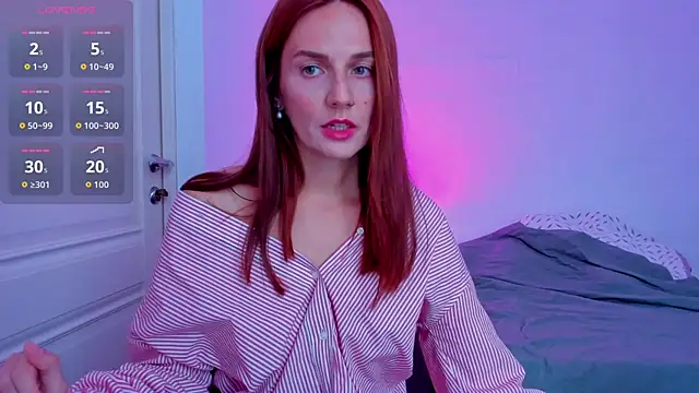 Snapshot of BritneyHall chatting on 10.01.25 BritneyHall online show from 10.01.25