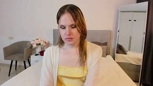 Snapshot of EffieMinki chatting on 11.13.25 EffieMinki online show from 11.13.25