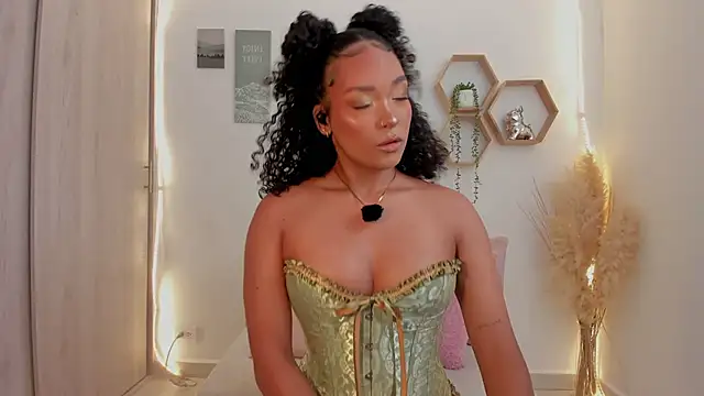 Snapshot of mariam_hill chatting on 05.23.26 mariam hill online show from 05.23.26
