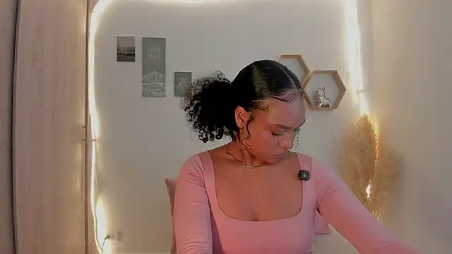 Snapshot of mariam_hill chatting on 06.12.26 mariam hill online show from 06.12.26