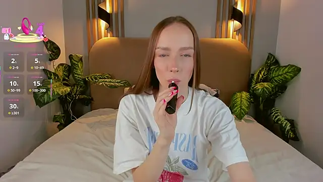 Snapshot of Kira_Quinn chatting on 11.07.25 Kira Quinn online show from 11.07.25