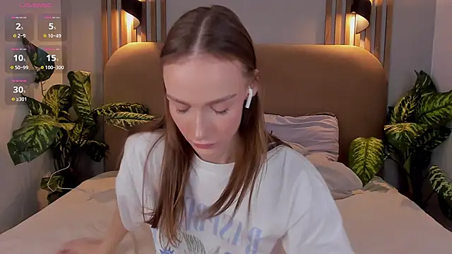 Snapshot of Kira_Quinn chatting on 11.11.25 Kira Quinn online show from 11.11.25