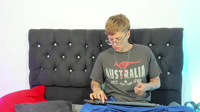 A sexy couple   online show from 10.05.25