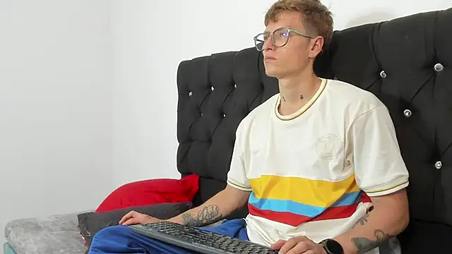 A sexy couple   online show from 10.05.25