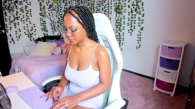 Snapshot of violeta_milleer chatting on 12.08.24 violeta milleer online show from 12.08.24