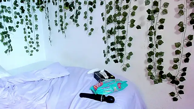 Snapshot of violeta_milleer chatting on 01.10.25 violeta milleer online show from 01.10.25