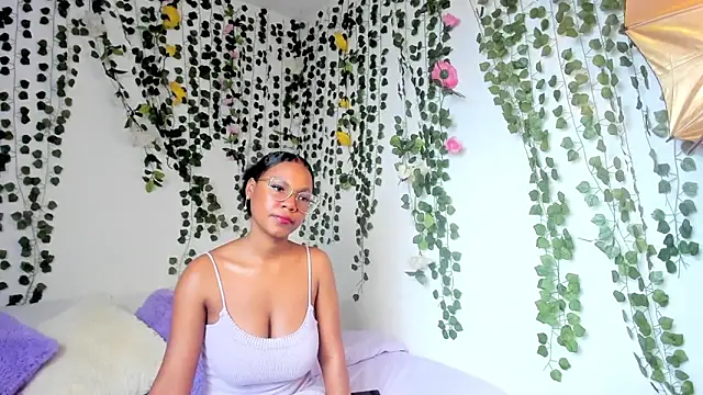 Snapshot of violeta_milleer chatting on 02.05.25 violeta milleer online show from 02.05.25