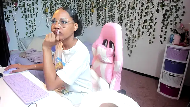 Snapshot of violeta_milleer chatting on 09.19.25 violeta milleer online show from 09.19.25