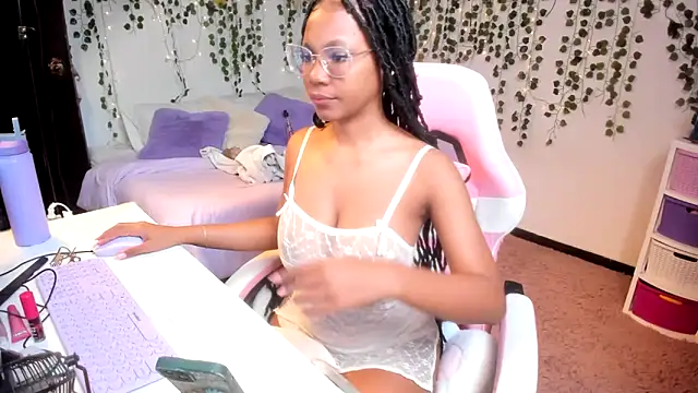 Snapshot of violeta_milleer chatting on 10.20.25 violeta milleer online show from 10.20.25