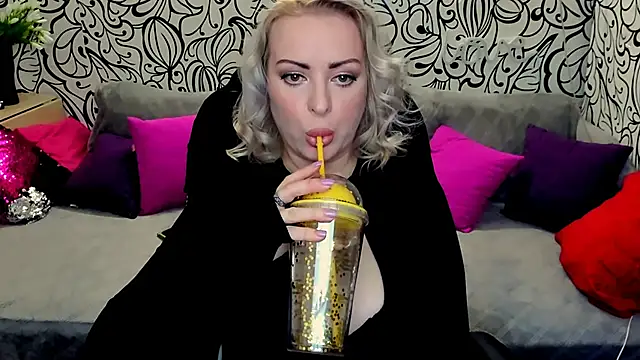 Hotdreamhere online show from 02.05.25