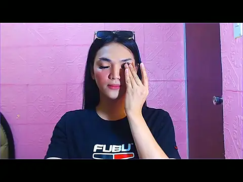 Snapshot of WONDERWOMAN2023 chatting on 11.12.25 WONDERWOMAN2023 online show from 11.12.25