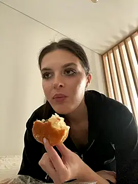 Snapshot of little_belucci chatting on 11.05.25 little belucci online show from 11.05.25