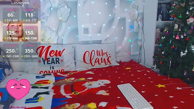 Snapshot of mooncandygirl chatting on 12.20.24 mooncandygirl online show from 12.20.24