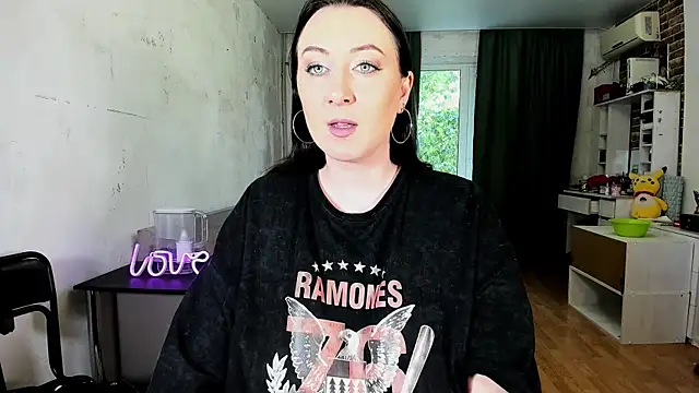 Mira Xo  online show from 10.18.25