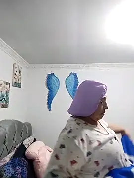 Snapshot of Keyla01_ chatting on 10.21.25 Keyla01 online show from 10.21.25