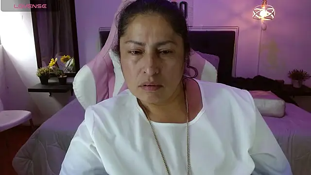 Snapshot of Keyla01_ chatting on 10.27.25 Keyla01 online show from 10.27.25