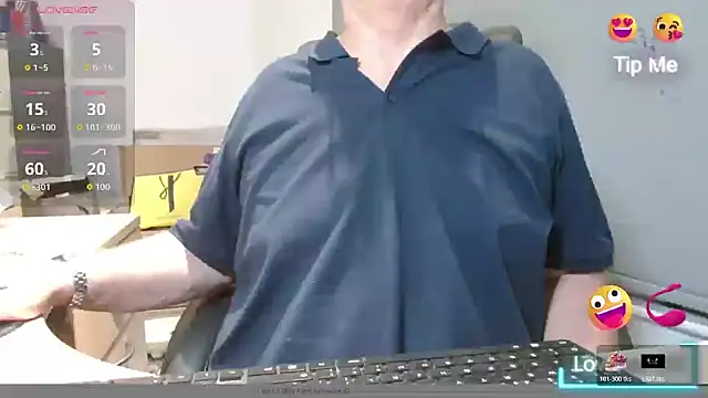 Snapshot of bigbadjon69 chatting on 10.24.25 bigbadjon69 online show from 10.24.25