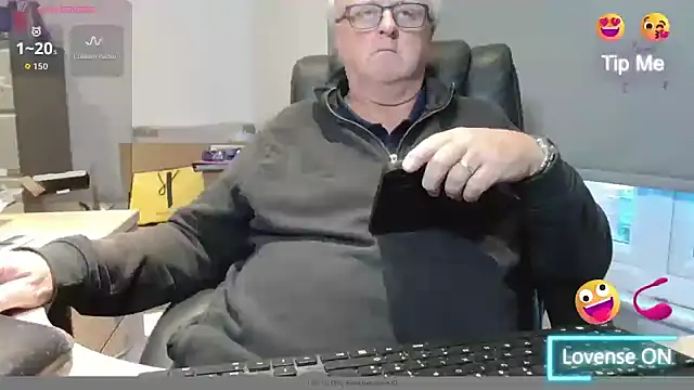 Snapshot of bigbadjon69 chatting on 10.24.25 bigbadjon69 online show from 10.24.25