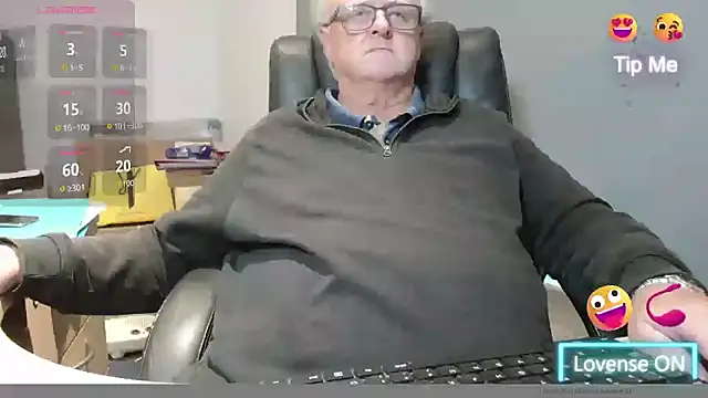 Snapshot of bigbadjon69 chatting on 11.03.25 bigbadjon69 online show from 11.03.25