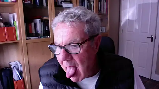 Snapshot of Oldpistolpete chatting on 10.06.25 Oldpistolpete online show from 10.06.25